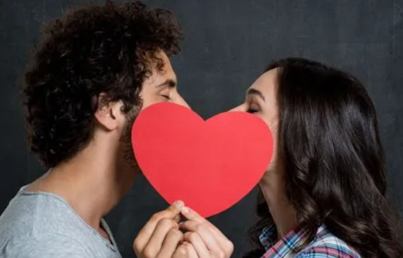 女生第一次接吻应该怎么吻 女生第一次接吻应该怎么吻