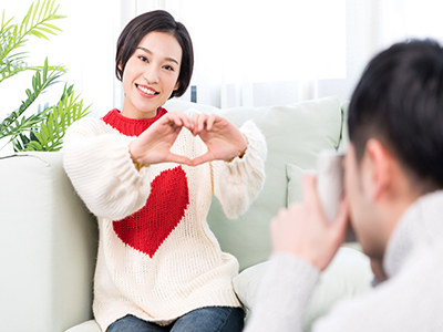 摄图网_500804673_情侣在客厅拍照（企业商用）.jpg