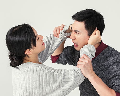 老婆极力撇开我们家人关系