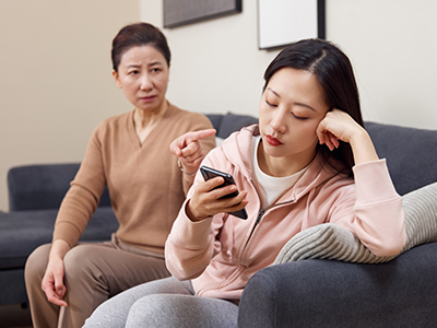 夫妻吵架去亲戚朋友家让他们收留对吗